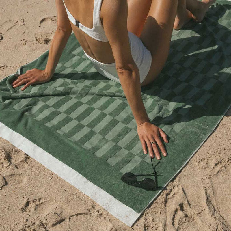 Discover our line of plush beach towels, perfect for your sun-soaked outings across America, from the warm sands of Florida to the picturesque beaches of California.