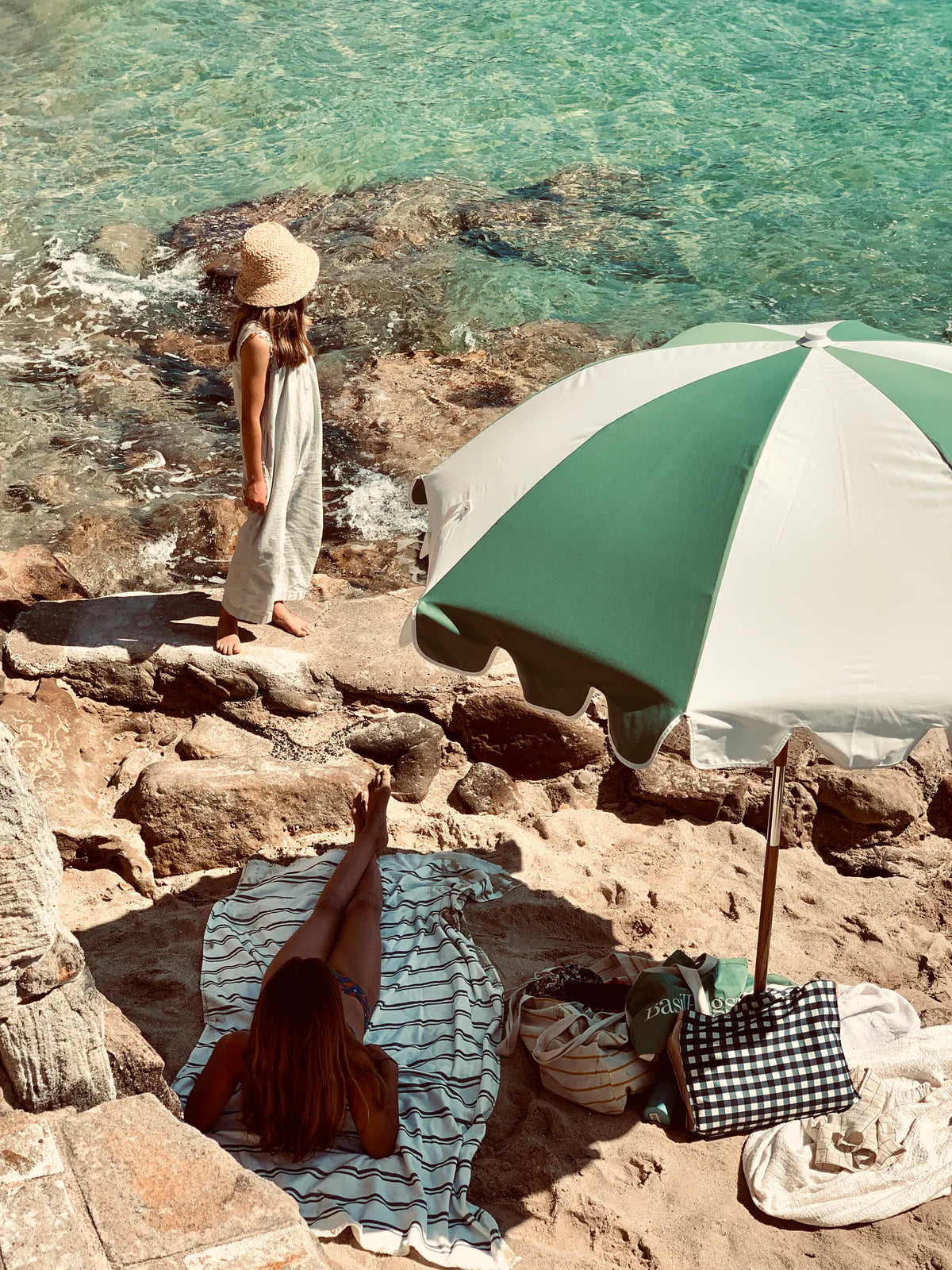 Browse our selection of premium beach umbrellas, crafted to enhance your seaside experience across the United States, from Florida's radiant beaches to California's scenic coasts.