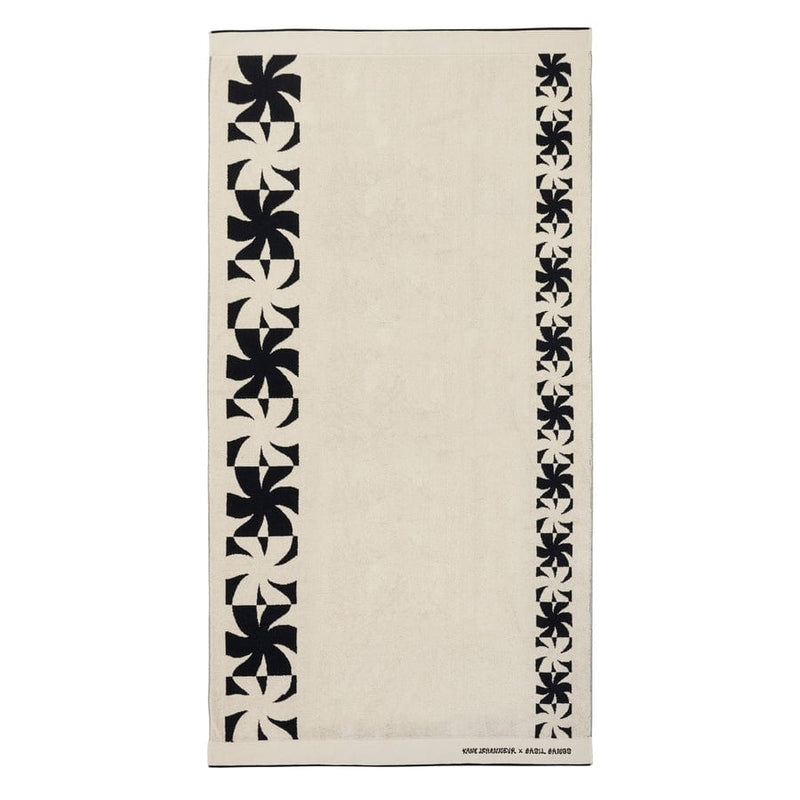 Get ready to lounge in style with the Basil Bangs beach towel Flowers - designed with luxury and comfort in mind.
