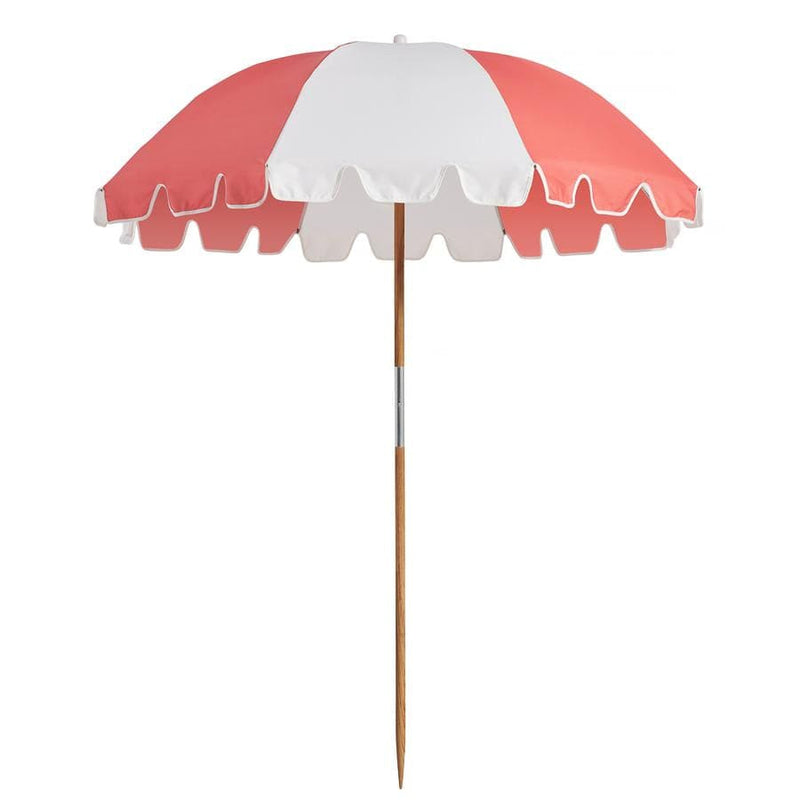 The Weekend Umbrella Coral is the ultimate in functional design, with a pared-back style that packs up easily for life on the go.